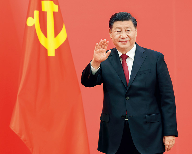 2022年10月23日，剛剛在中國共產(chǎn)黨第二十屆中央委員會第一次全體會議上當選的中共中央總書記習近平和中共中央政治局常委李強、趙樂際、王滬寧、蔡奇、丁薛祥、李希在北京人民大會堂同采訪中共二十大的中外記者親切見面。這是習近平向在場的中外記者揮手致意。 新華社記者 龐興雷攝.jpg