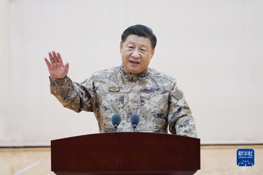 11月8日，中共中央總書記、國家主席、中央軍委主席、軍委聯(lián)指總指揮習近平視察軍委聯(lián)合作戰(zhàn)指揮中心，表明新一屆軍委貫徹落實黨的二十大精神、全面加強練兵備戰(zhàn)的鮮明態(tài)度。這是習近平親切接見軍委聯(lián)指中心官兵代表，向軍委聯(lián)指中心全體指戰(zhàn)員致以誠摯問候，并發(fā)表重要講話。新華社記者 李剛 攝.jpg