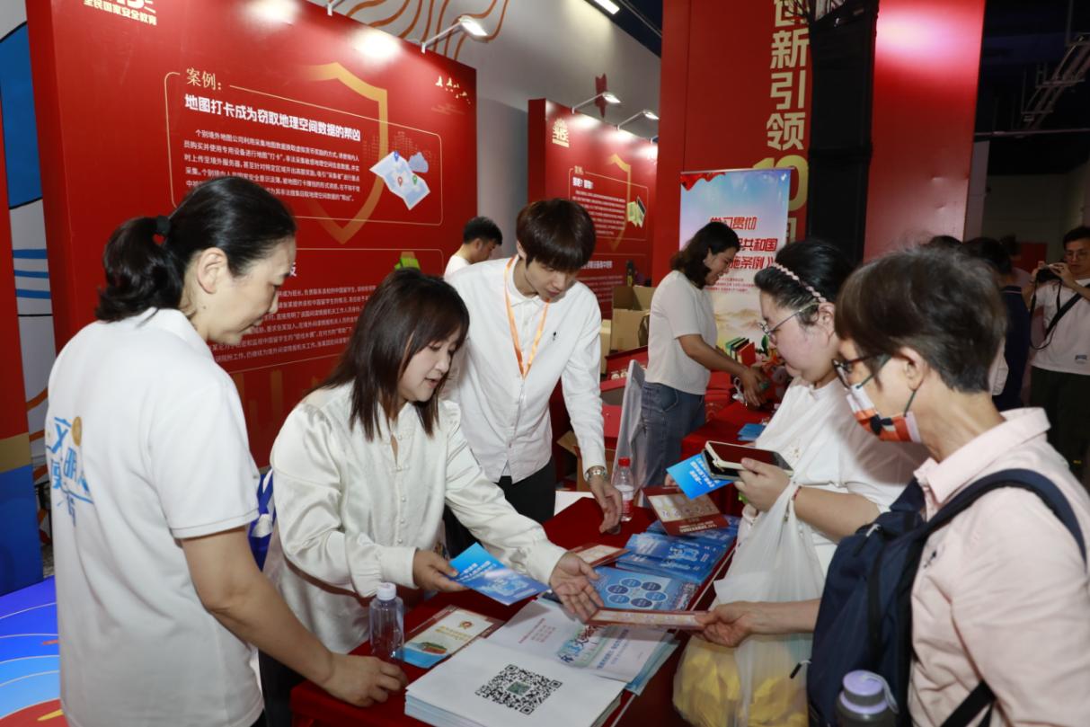 鹽田區(qū)開(kāi)展《中華人民共和國(guó)檔案法實(shí)施條例》宣傳活動(dòng)